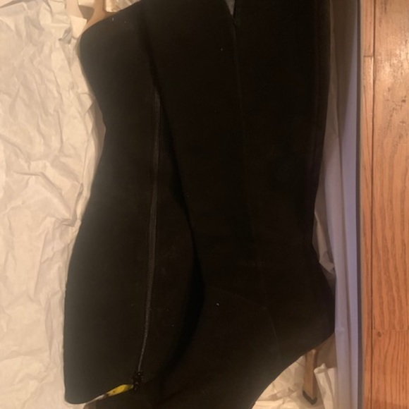 Stuart Weitzman Black Suede Boots Gold Toe Heel 10 - Picture 5 of 5